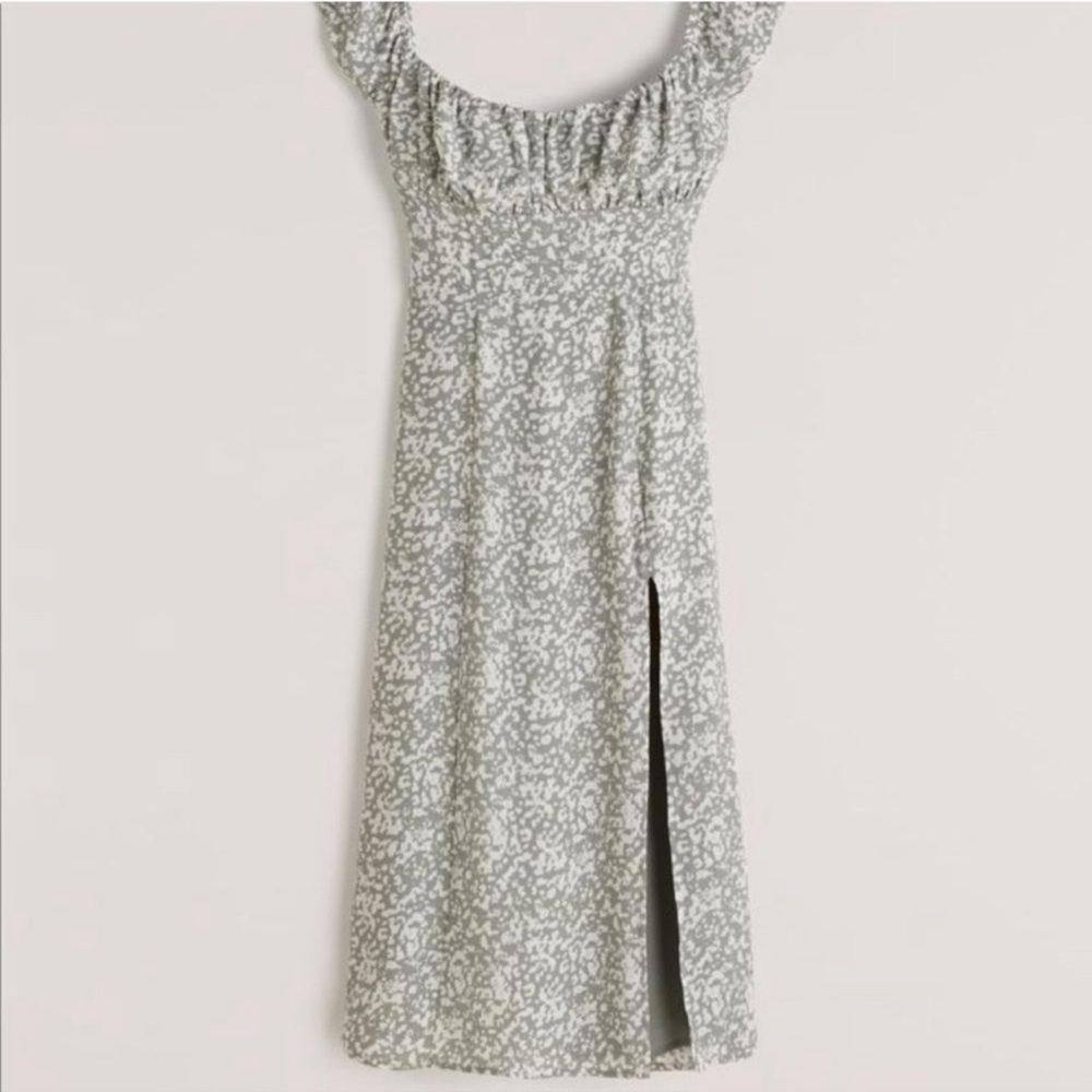 Abercrombie & Fitch Midi Dress teal/sage color
Never worn but tags removed
